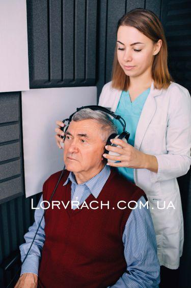 проблемы со слухом у пожилых людей фото